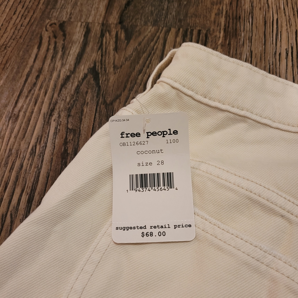 Stylish Cream Frayed Hem Women's Shorts - Picture 4 of 5
